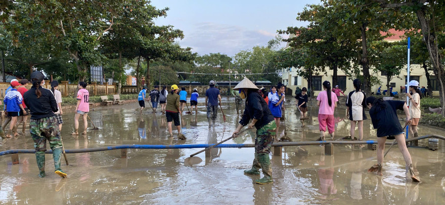 Các trường học ở Quảng Bình tập trung khắc phục hậu quả sau mưa lũ.