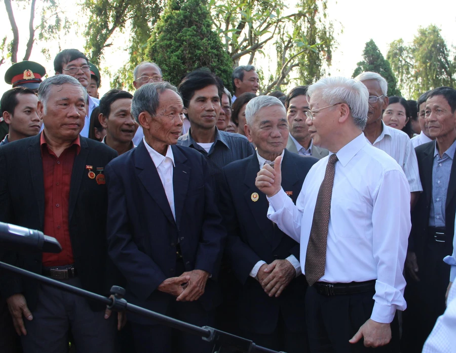 Tổng Bí thư Nguyễn Phú Trọng trò chuyện với cán bộ hưu trí xã Triệu Thành, huyện Triệu Phong, trong lần về thăm quê hương cố Tổng Bí thư Lê Duẩn năm 2017. (Ảnh: Đăng Đức)