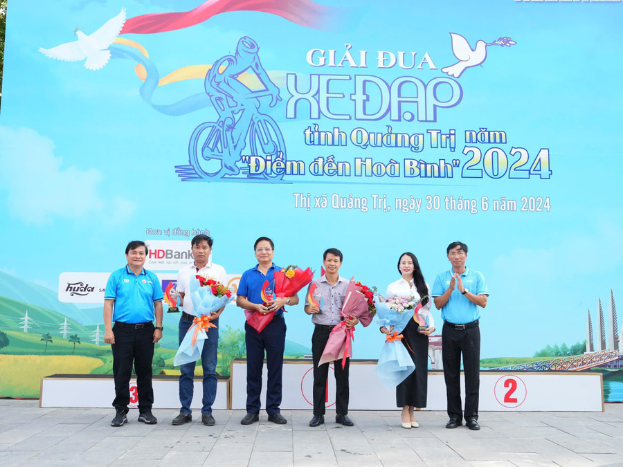 Giải đua xe đạp ngoài cổ vũ phong trào thể thao còn tôn vinh các giá trị hòa bình trên "đất thiêng". 3 (2).jpg