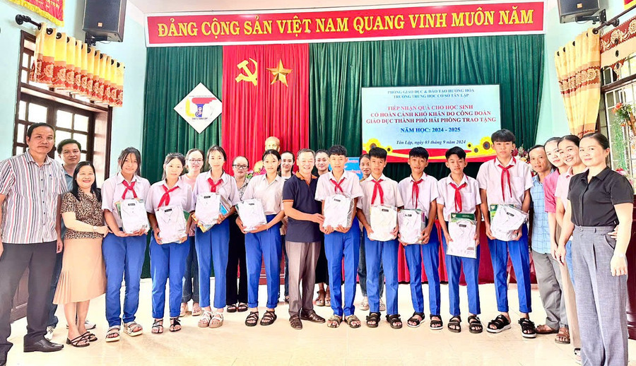 Những suất quà ý nghĩa đến với học sinh địa bàn miền núi.