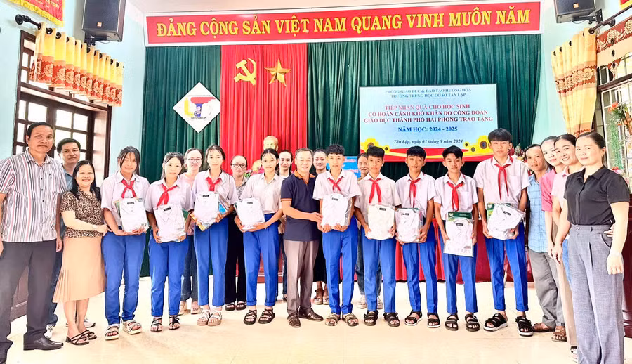 Những suất quà ý nghĩa đến với học sinh địa bàn miền núi.