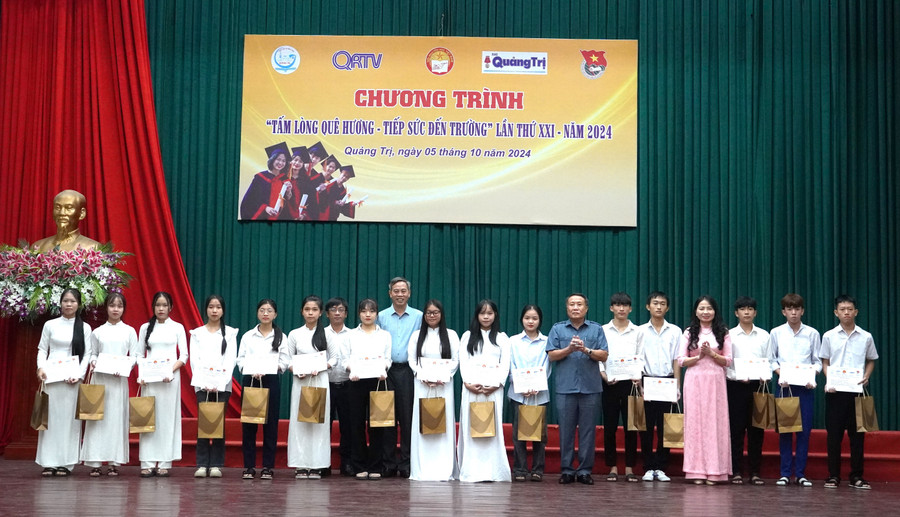 Ông Nguyễn Đăng Quang, Phó Bí thư Thường trực Tỉnh uỷ; ông Hà Sỹ Đồng, Phó Chủ tịch Thường trực UBND tỉnh trao học bổng đến các sinh viên.