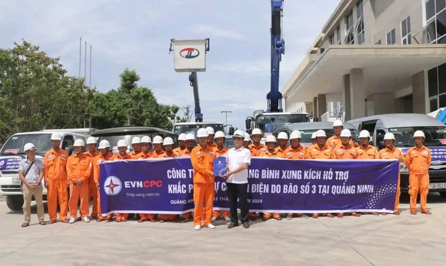 Đội xung kích Công ty Điện lực Quảng Bình đã xuất quân hỗ trợ tỉnh Quảng Ninh khôi phục lưới điện.