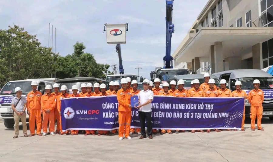 Đội xung kích Công ty Điện lực Quảng Bình đã xuất quân hỗ trợ tỉnh Quảng Ninh khôi phục lưới điện.