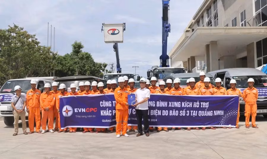 Đội xung kích Công ty Điện lực Quảng Bình đã xuất quân hỗ trợ tỉnh Quảng Ninh khôi phục lưới điện.