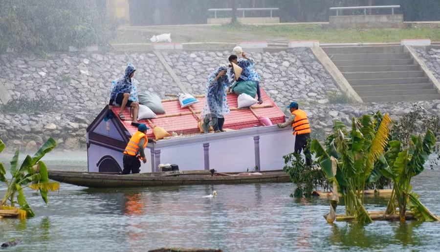 Diễn tập cứu hộ nhân dân trong khu vực bị ngập sâu.