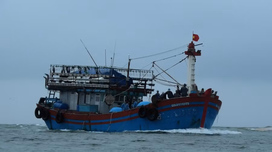 Ngư dân Quảng Bình nắm bắt thông tin về ATNĐ và đang điều khiển thuyền vào nơi neo đậu.