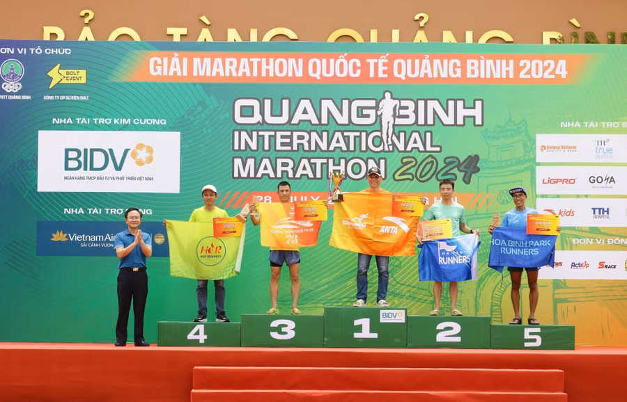 Ban tổ chức trao giải cho các vận động viên xuất sắc.