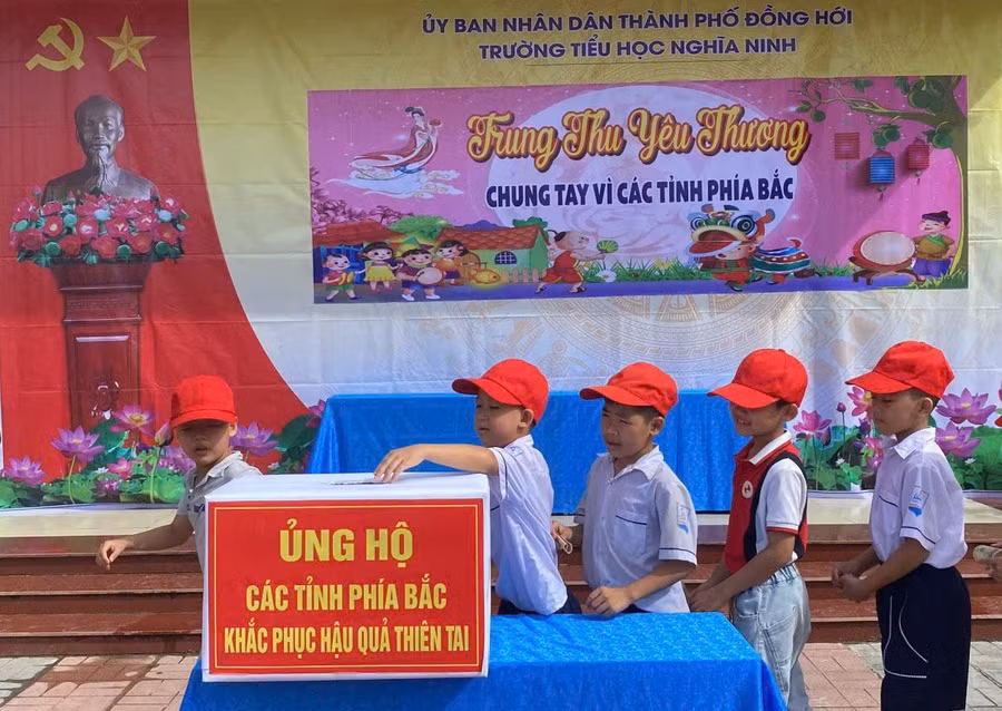 Học sinh TP Đồng Hới, Quảng Bình ủng hộ nhân dân và trường học các tỉnh phía Bắc bị ảnh hưởng do mưa lũ.