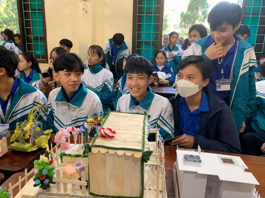 Ngày hội STEM sôi nổi của học sinh Trường THPT thị xã Quảng Trị.