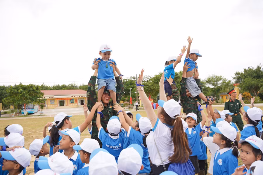 500 học viên hào hứng với chương trình “Một ngày làm chiến sĩ”.