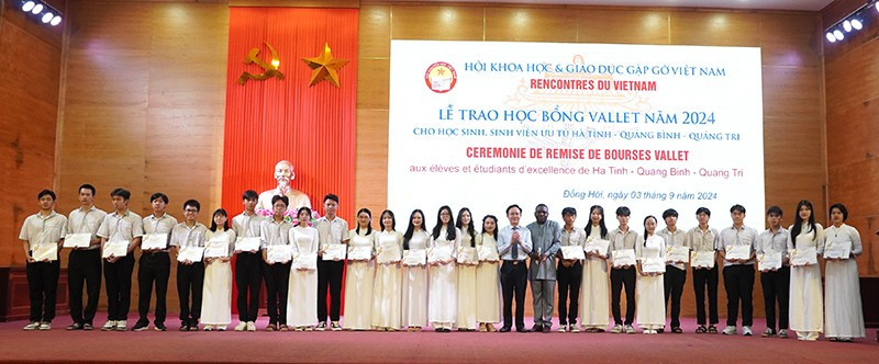 212 suất học bổng Vallet được trao đến những học sinh nghèo vượt khó 3 tỉnh: Quảng Bình, Quảng Trị và Hà Tĩnh.