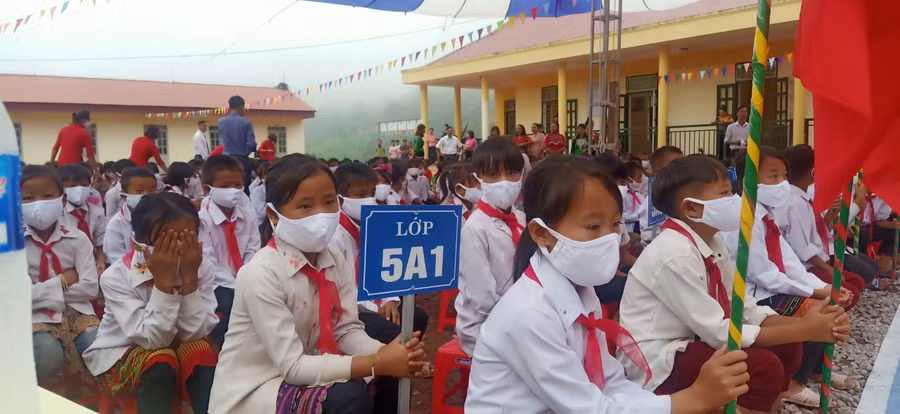 Học sinh chấp hành quy định đeo khẩu trang