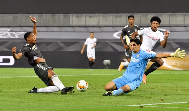 MU phung phí quá nhiều cơ hội ngon ăn trong hiệp 2. Ảnh: Reuters.