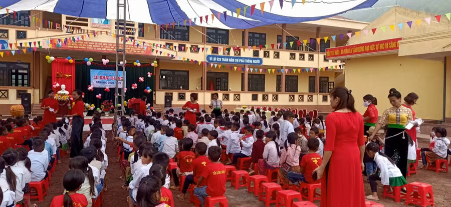 Tất cả các trường thuộc 16/16 xã, thị trấn ở Phong Thổ, Lai Châu tổ chức ngày khai giảng tưng bừng, phấn khởi