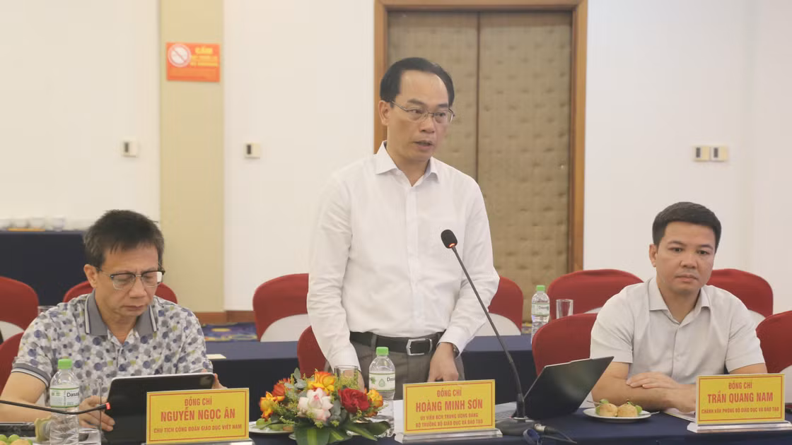 Bộ trưởng Bộ GD&ĐT Hoàng Minh Sơn cùng Đoàn công tác của Bộ GD&ĐT làm việc với tỉnh Quảng Trị.