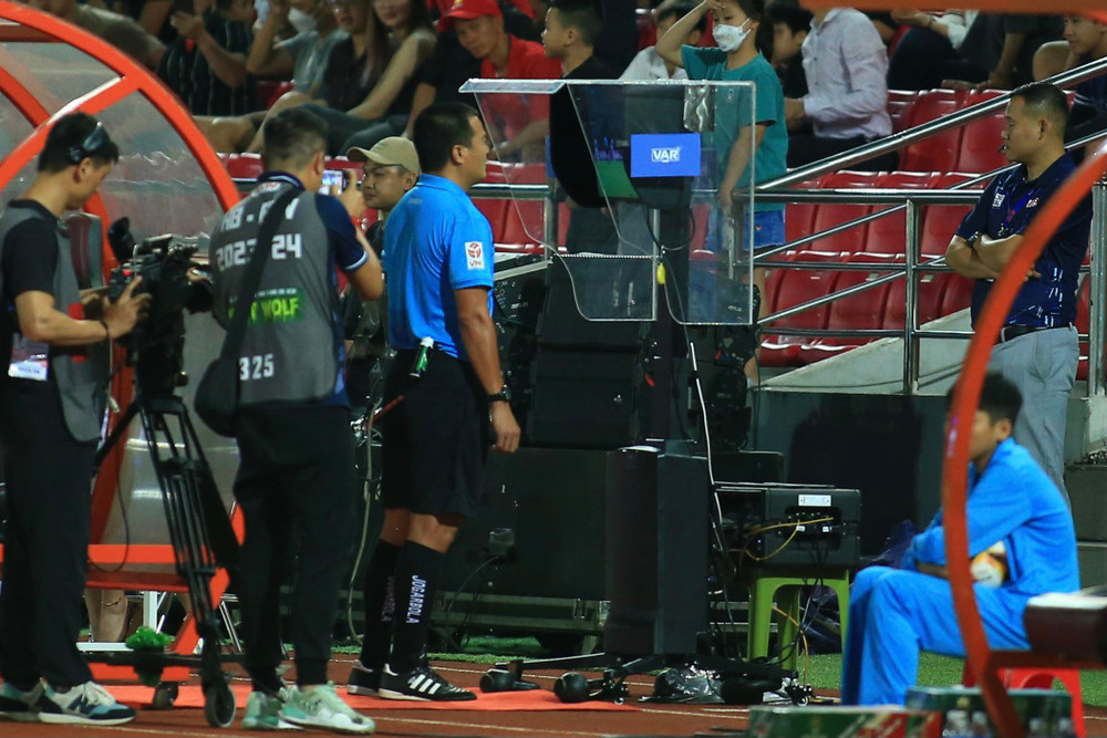 VAR là gì? Cách thức hoạt động và ảnh hưởng đến trận đấu