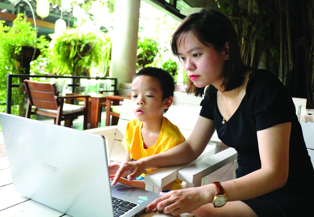 Bố mẹ 'tăng xông' khi kèm con học ở nhà | Báo Giáo dục và Thời đại Online