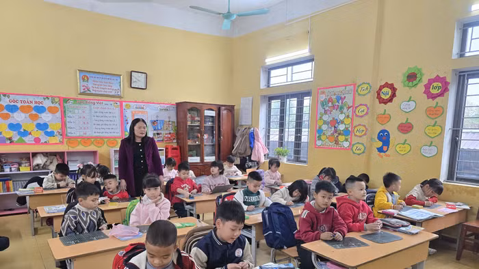 Cô giáo Hà Thị Thu Hường kiên nhẫn đồng hành cùng học sinh đặc biệt trong giờ học.