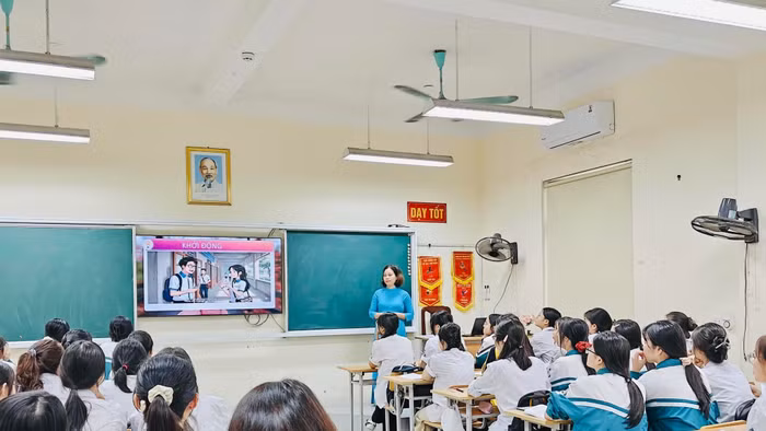 Cô, trò Trường THPT Tống Văn Trân trong một giờ học. 