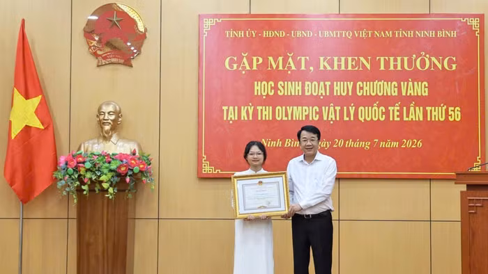 Ninh Bình thưởng 500 triệu đồng cho nữ sinh đoạt HCV Olympic Vật lí quốc tế