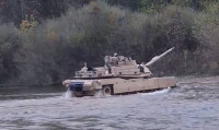 Xe tăng M1A2 Abrams băng qua sông khi nước gần ngập tháp pháo