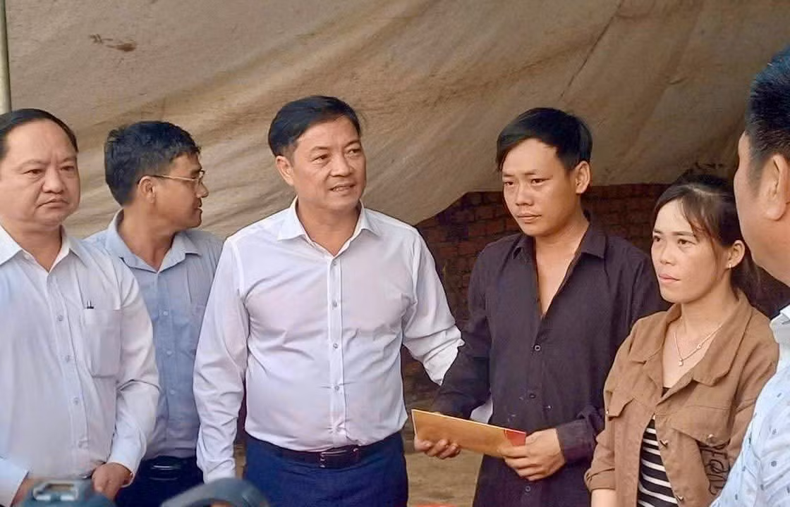Phó Chủ tịch Thường trực UBND tỉnh Lâm Đồng Lê Trọng Yên thăm hỏi gia đình các nạn nhân.