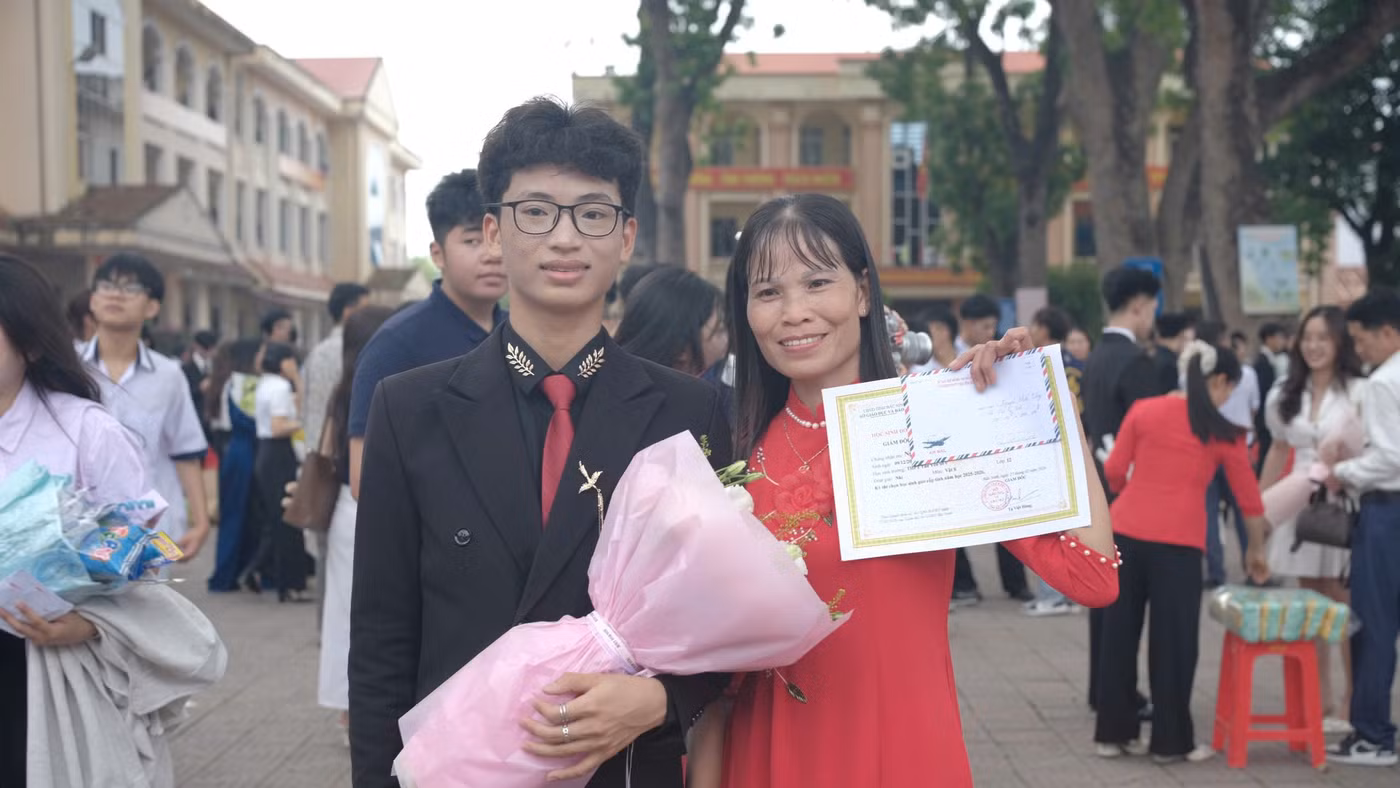 Công chụp ảnh với mẹ trong lễ tuyên dương.