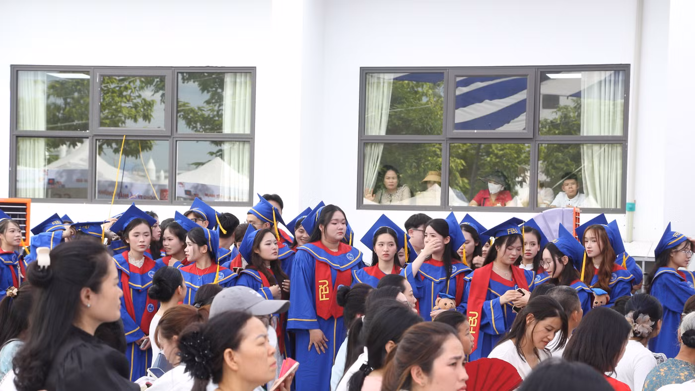 Hơn 1.400 tân cử nhân FBU tri ân cha mẹ, thầy cô trong lễ tốt nghiệp