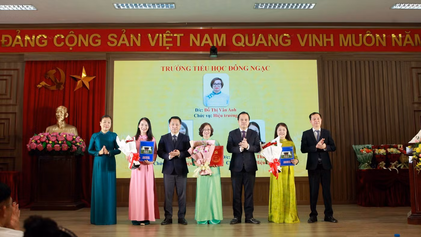 Lãnh đạo phường Đông Ngạc trao quyết định, chúc mừng Ban giám hiệu Trường Tiểu học Đông Ngạc.