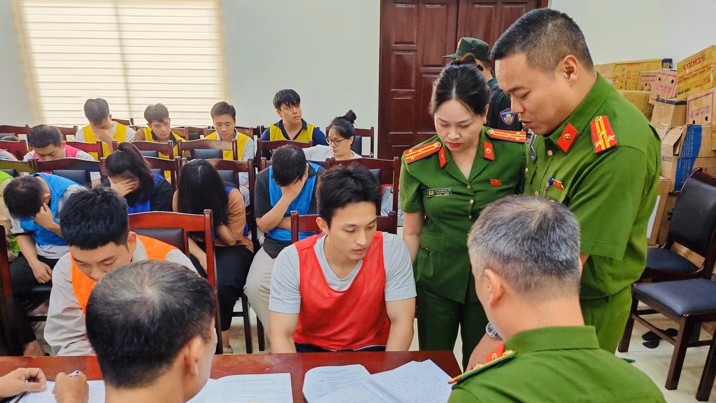 Cơ quan chức năng làm việc với các nghi phạm. Ảnh: TG