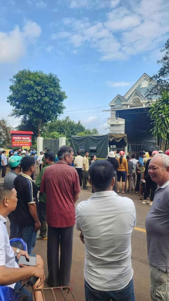 Người dân địa phương tụ tập rất đông tại khu vực gần hiện trường vụ án khu-vuc-xay-ra-vu-an.jpg