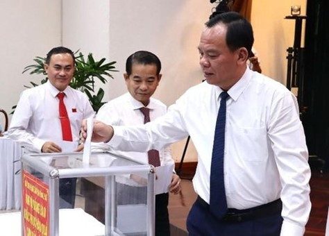 Các đại ủng hộ đồng bào bị thiệt hại do cơn bão số 10 gây ra - ảnh: ND cac-db-ung-ho-bao-so-10.jpg