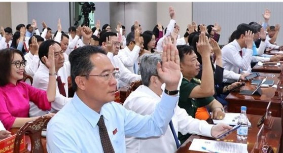 Các đại biểu biểu quyết thông qua các nghị quyết của kỳ họp