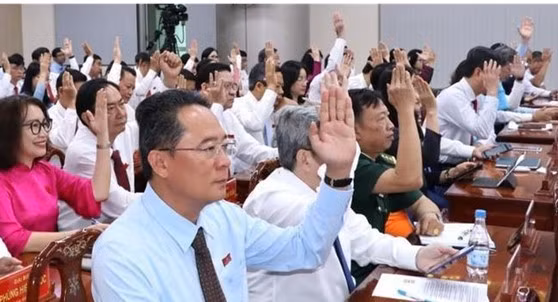 Các đại biểu biểu quyết thông qua các nghị quyết của kỳ họp