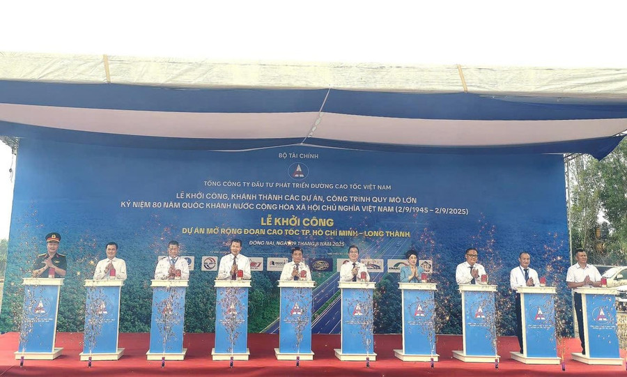 Đại biểu cắt băng khởi công dự án mở rộng tuyến cao tốc TPHCM - Long Thành.