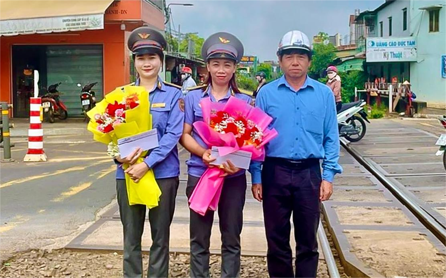 Hai nhân viên đường sắt dũng cảm cứu người tại Đồng Nai vừa được tuyên dương, khen thưởng - ảnh: Báo Đồng Nai. ds-dn-8174.png