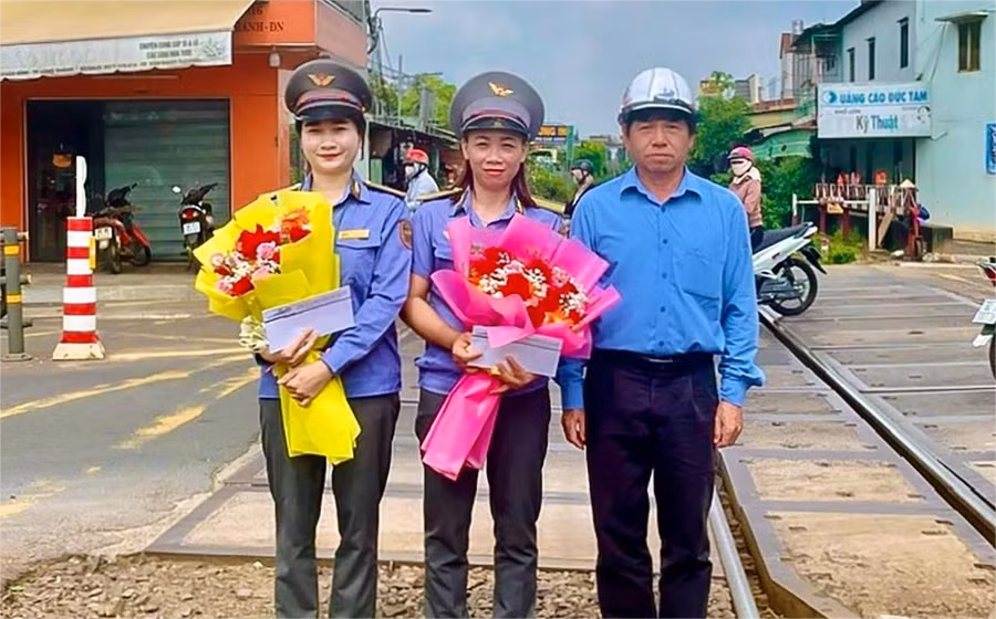 Hai nữ nhân viên nhận hoa khen thưởng từ Công ty CP Đường sắt Sài Gòn.