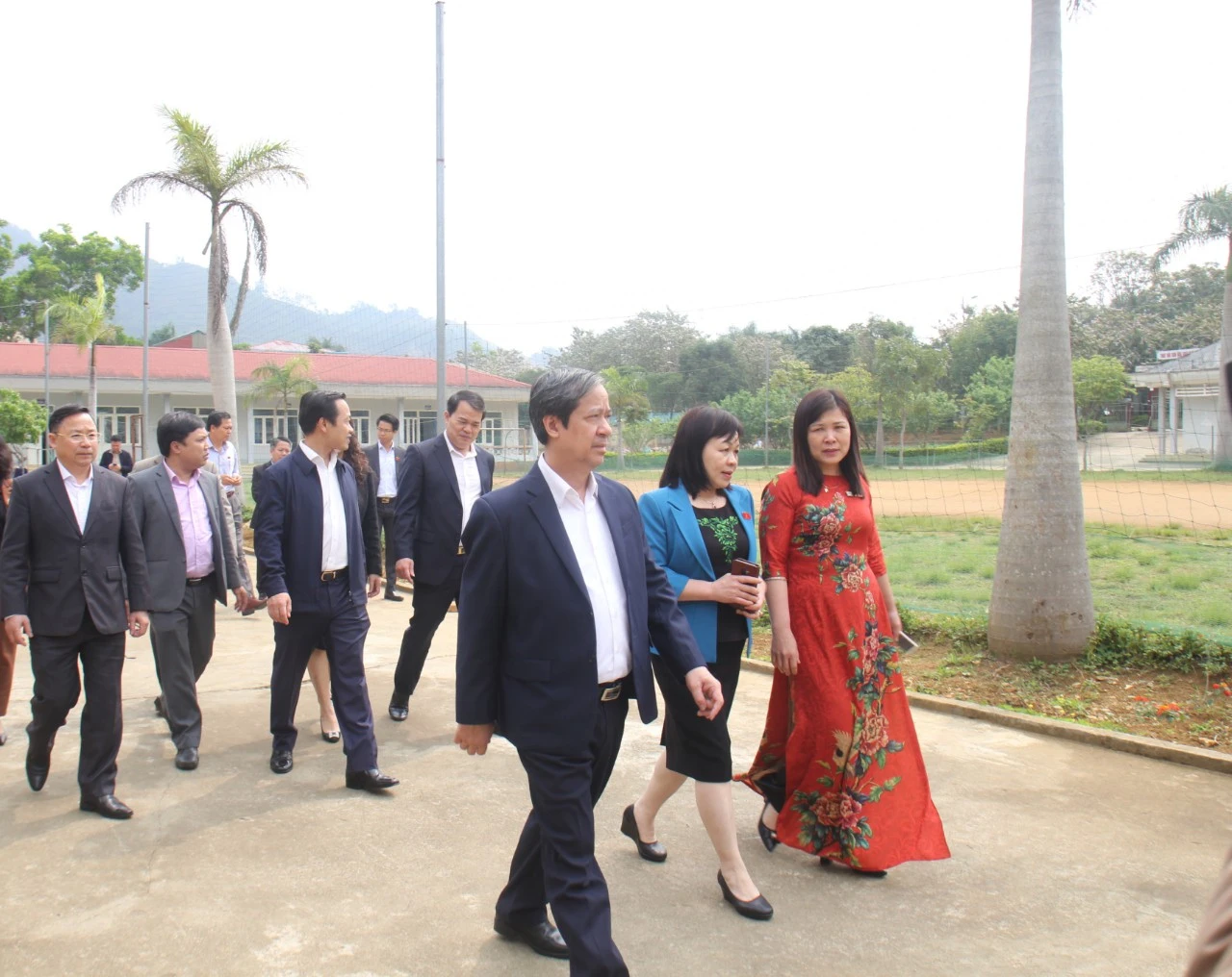 Bộ trưởng cùng Đoàn giám sát tham quan khuôn viên Trường phổ thông DTNT tỉnh Lai Châu.