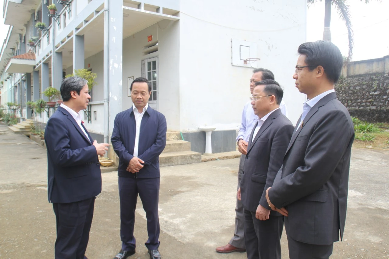 Bộ trưởng Nguyễn Kim Sơn (ngoài cùng bên trái) trao đổi với lãnh đạo địa phương.