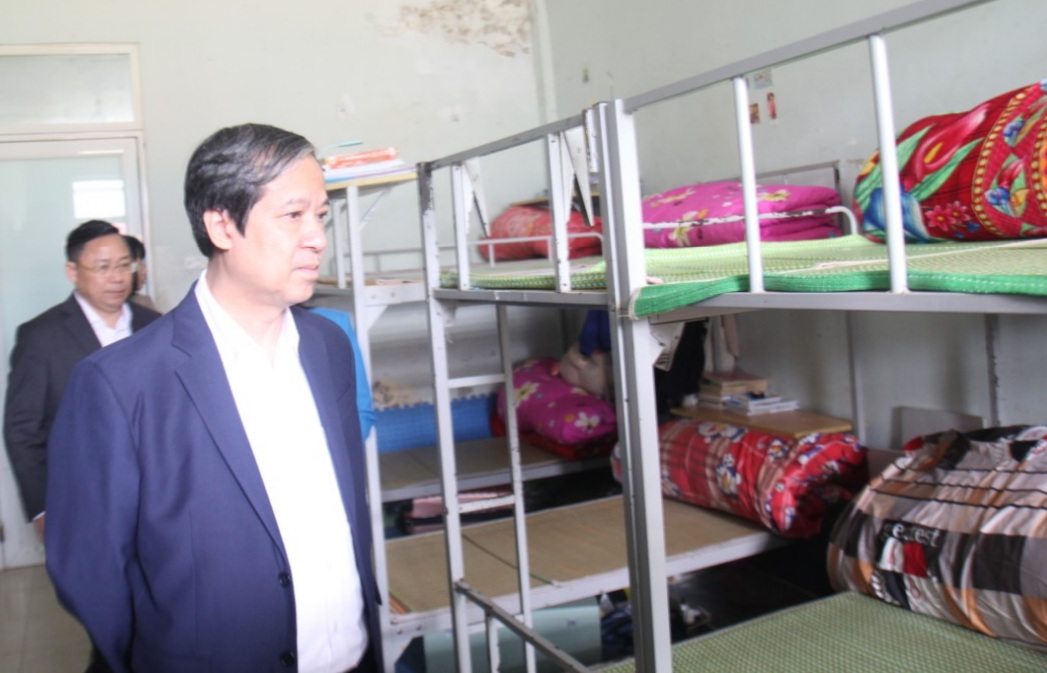 Bộ trưởng thăm phòng ở nội trú của học sinh. Bộ trưởng thăm phòng ở nội trú của học sinh.