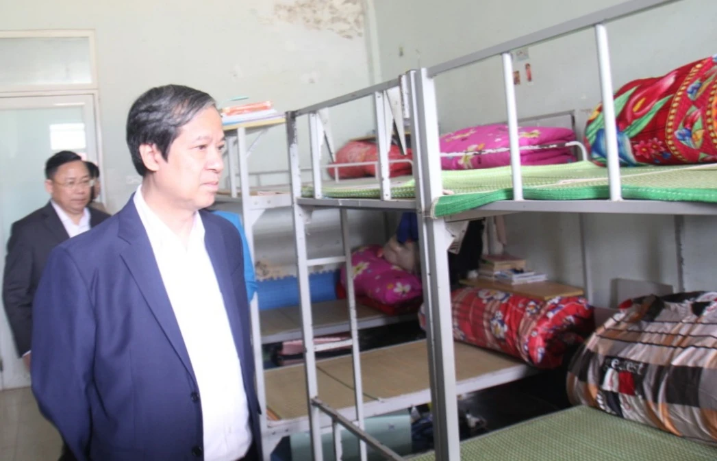 Bộ trưởng thăm phòng ở nội trú của học sinh.