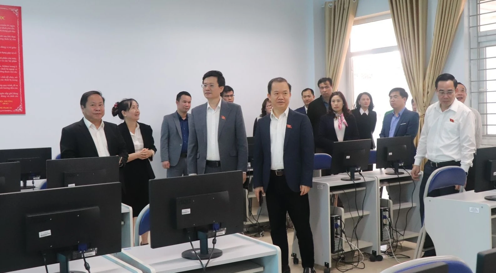 Đoàn giám sát kiểm tra phòng Tin học của trường THPT Chuyên Lê Quý Đôn.