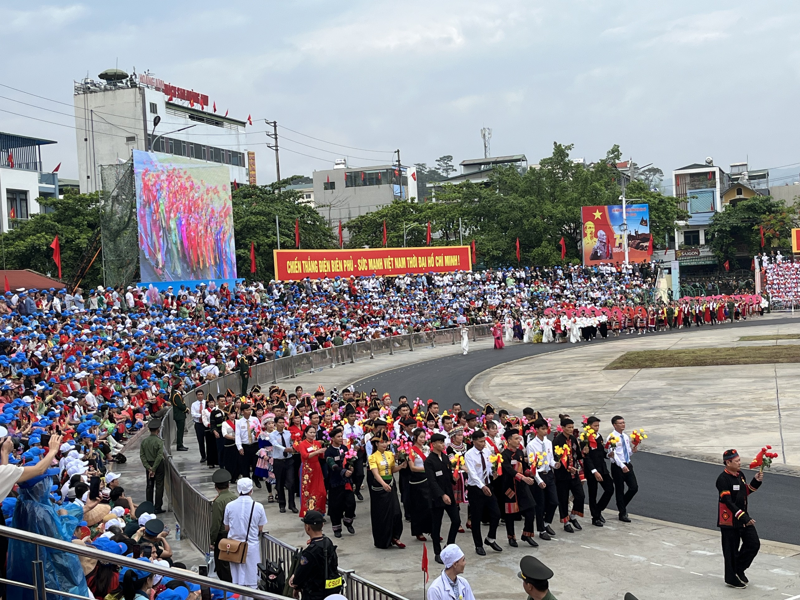 Khối các dân tộc Tây Bắc tham gia diễu binh, diễu hành với 34 dân tộc anh em Tây Bắc luôn nêu cao tinh thần yêu nước, truyền thống đoàn kết trong đấu tranh chống ngoại xâm, xây dựng và bảo vệ Tổ quốc.