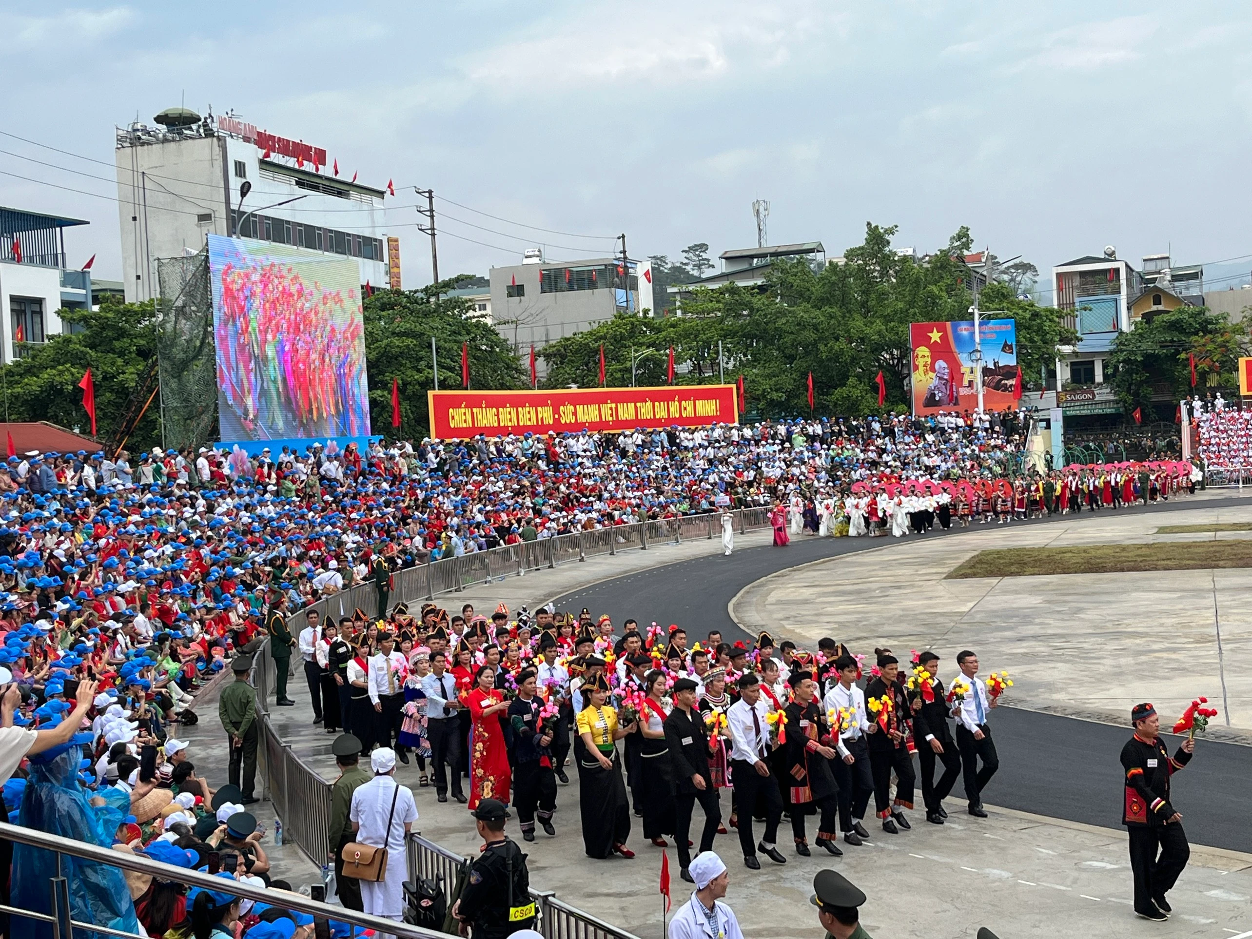 Khối các dân tộc Tây Bắc tham gia diễu binh, diễu hành với 34 dân tộc anh em Tây Bắc luôn nêu cao tinh thần yêu nước, truyền thống đoàn kết trong đấu tranh chống ngoại xâm, xây dựng và bảo vệ Tổ quốc.