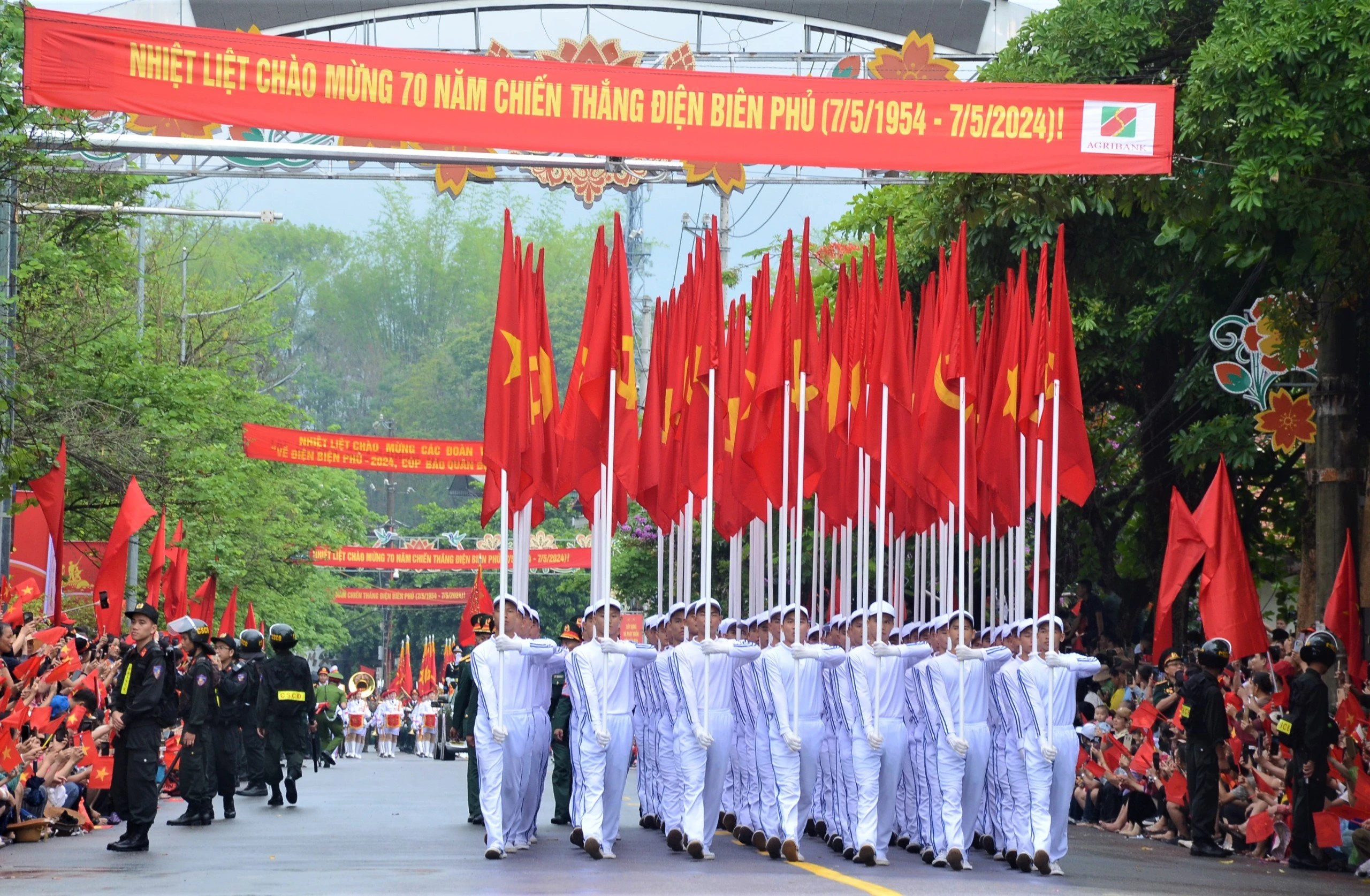 Khối Hồng kỳ - Đây là biểu tượng sức mạnh của đất nước Việt Nam. Phát huy hào khí anh hùng của Chiến thắng lịch sử Điện Biên Phủ, truyền thống lịch sử, văn hóa hàng ngàn năm dựng nước và giữ nước, với khát vọng phát triển đất nước phồn vinh, hạnh phúc, toàn Đảng, toàn dân, toàn quân ta quyết tâm xây dựng thành công và bảo vệ vững chắc Tổ quốc Việt Nam xã hội chủ nghĩa, đúng như Di nguyện của Bác Hồ kính yêu: Xây dựng đất nước ta đàng hoàng hơn, to đẹp hơn.