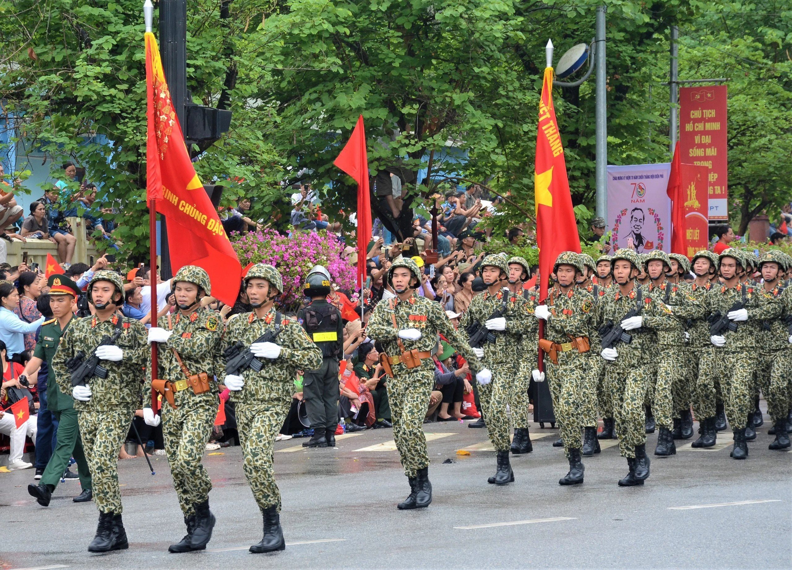 Khối chiến sĩ Đặc công diễu binh, diễu hành kỷ niệm 70 năm Chiến thắng Điện Biên Phủ.
