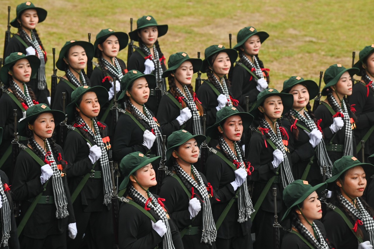 Những nữ du kích miền nam với chiếc khăn rằn và nón tai bèo, bám xóm, bám ấp, đánh giặc mọi lúc, mọi nơi, cùng với quân và dân cả nước làm nên một Điện Biên chấn động địa cầu.