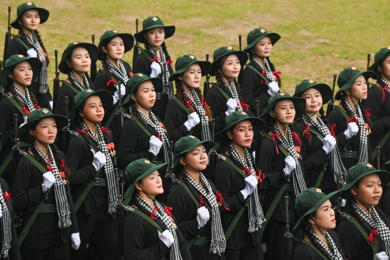 Những nữ du kích miền nam với chiếc khăn rằn và nón tai bèo, bám xóm, bám ấp, đánh giặc mọi lúc, mọi nơi, cùng với quân và dân cả nước làm nên một Điện Biên chấn động địa cầu.