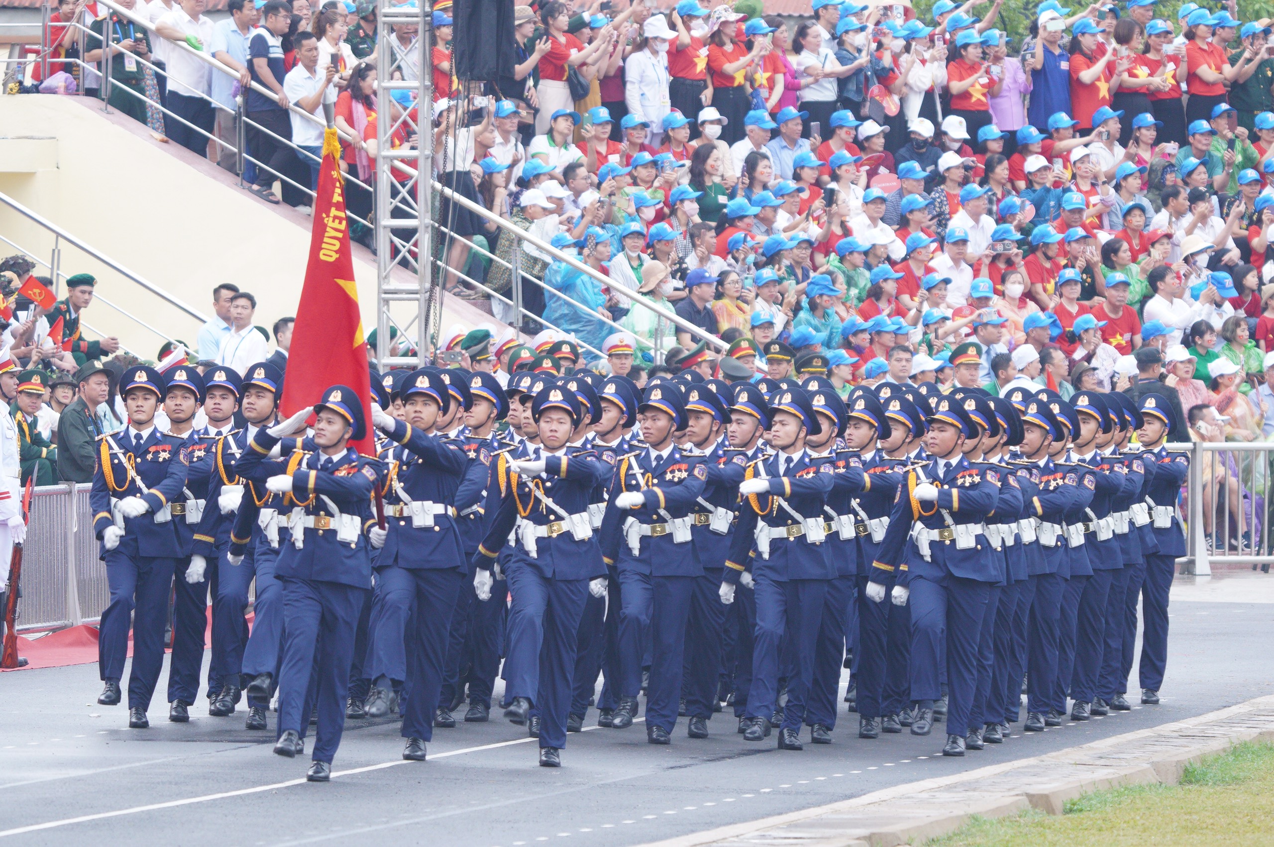 Cảnh sát biển Việt Nam - lực lượng chuyên trách, nòng cốt thực thi pháp luật, bảo vệ an ninh quốc gia, trật tự an toàn; quyền, lợi ích hợp pháp, chính đáng của Việt Nam trên biển.